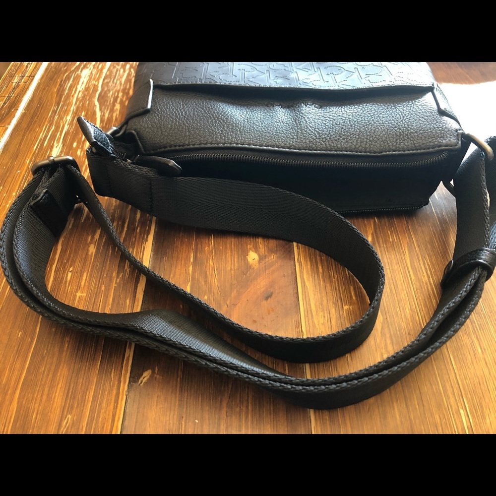 Calvin Klein logo flat crossbody adjustable straps - Picture 7 of 7